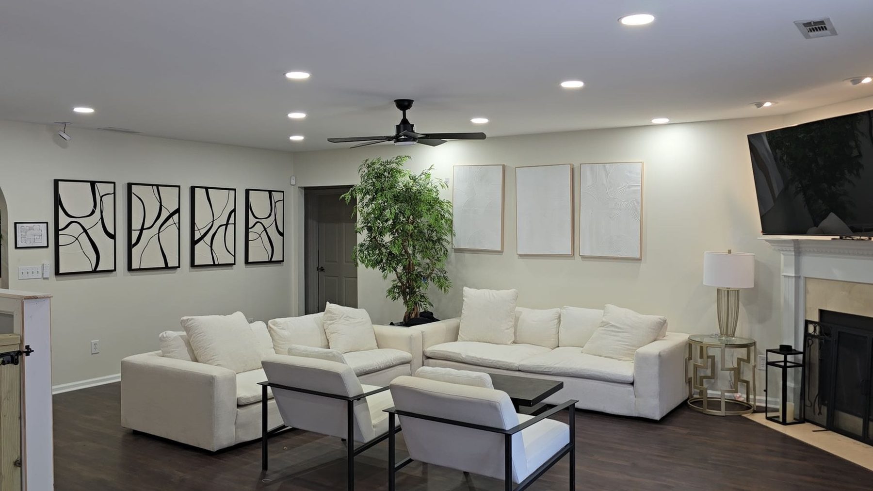Living room seating area at Blossom Hill Senior Living